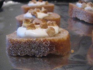 Chevre_toast_ready_for_baking